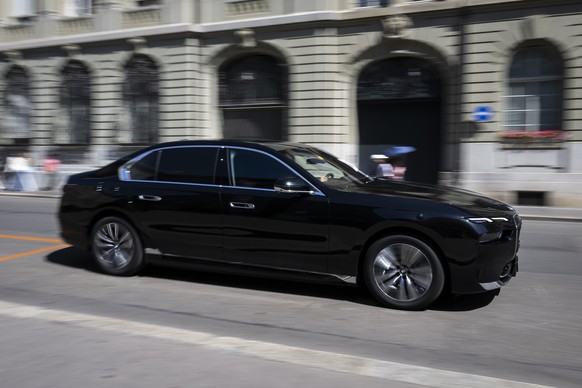 Das neue Elektrofahrzeug Typs BMW i7 von Bundesraetin Viola Amherd wird der Presse vorgestellt, am Mittwoch, 14. Juni 2023 in Bern. Der Bundesrat schafft drei Elektro-Limousinen an. Sie gehen ans Vert ...