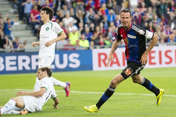 Marco Streller bejubelt sein 200. Tor im Fussball Meisterschaftsspiel der Super League zwischen dem FC Basel und dem FC St. Gallen im Stadion St. Jakob-Park in Basel, am Freitag, 29. Mai 2015. (KEYSTO ...