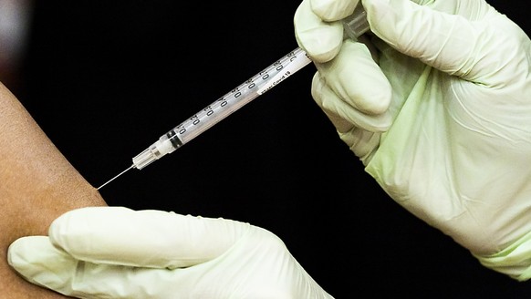 Dans un premier temps, la seule vaccination ne parviendra pas à freiner la dynamique de l'épidémie