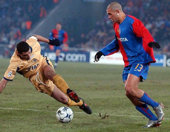 L'ancien buteur du FC Bâle Christian Gimenez (à droite), ici face à La Corogne en Ligue des champions en 2003, avait tout intérêt à mettre de la crème solaire sur son crâne.  