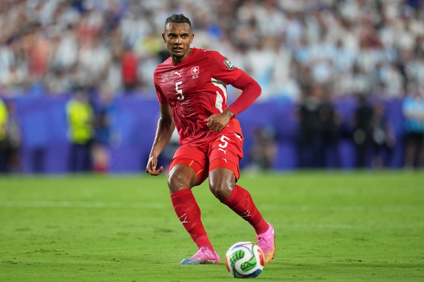 Switzerland's Manuel Akanji (5) passes the ball during the World Cup quarterfinal soccer match between Argentina and Switzerland in Kansas City, Mo., Saturday, July 11, 2026. (AP Photo/Abbie Parr ...