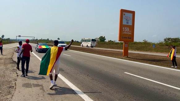 Petite pause sur l'autoroute, à proximité de Yamoussoukro.