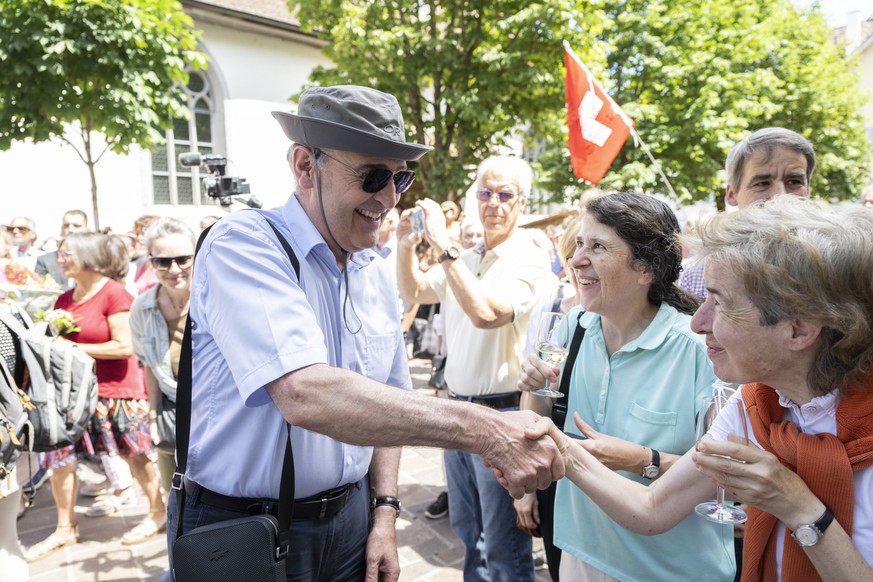 Bundesrat Guy Parmelin spricht mit den Bewohnern waehrend der Bundesratsreise in Schaffhausen, am Donnerstag, 30. Juni 2022. (KEYSTONE/Ennio Leanza)