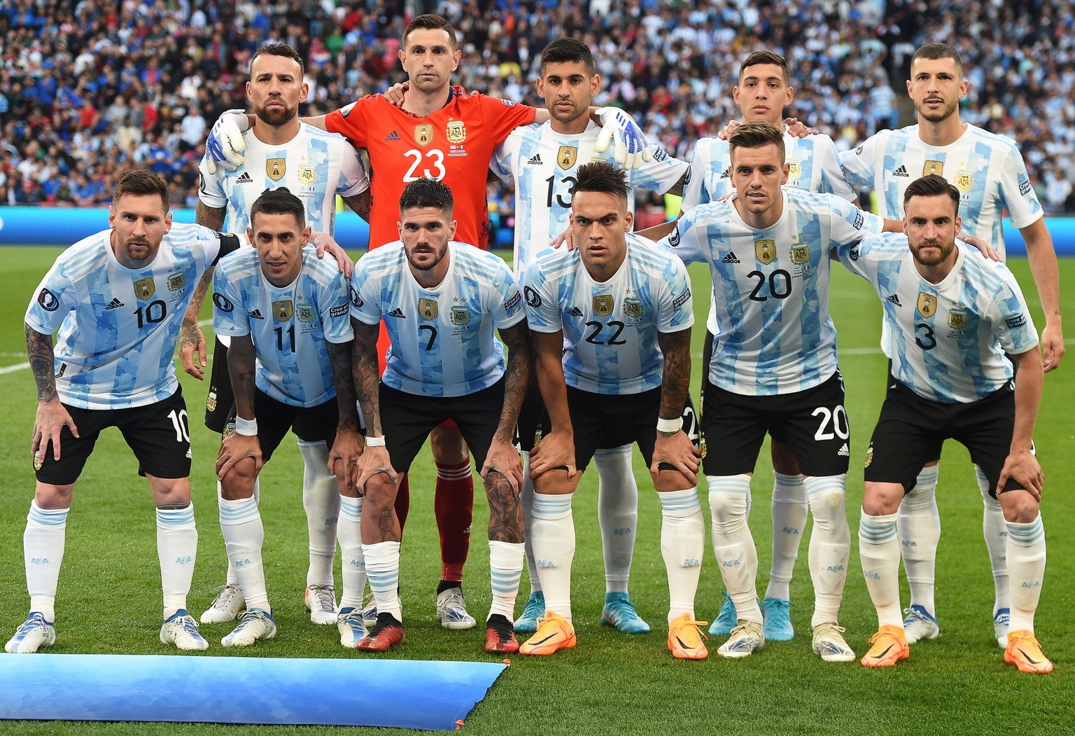 epa10253998 Players of Argentina line up for the Finalissima Conmebol - UEFA Cup of Champions soccer match between Italy and Argentina at Wembley in London, Britain, 01 June 2022. Back from L: Nicolas ...