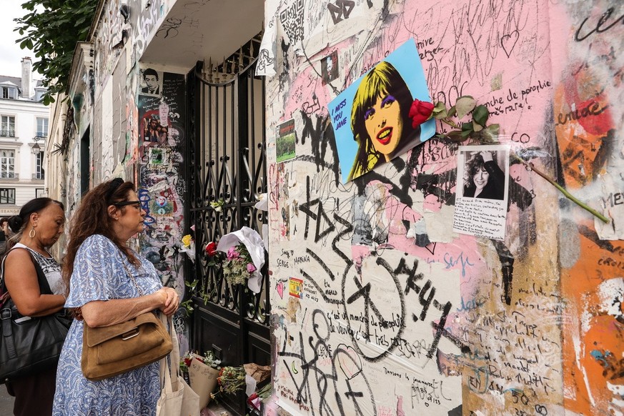 epa10751525 Fans leave flowers, candles and other tributes in front of the Maison Gainsbourg museum of late French singer Serge Gainsbourg, former partner of Jane Birkin in Paris, France, 17 July 2023 ...