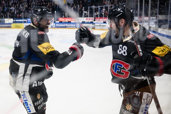 Joie du defenseur fribourgeois Philippe Furrer, gauche, avec l&#039;attaquant fribourgeois Christopher DiDomenico, droite, apres avoir marque le but de la victoire en prolongation face au gardien laus ...