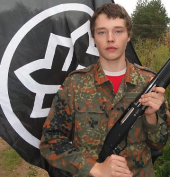 Avec un fusil à pompe et en uniforme de la Bundeswehr: Alexei Milchakov s'est entraîné très tôt au maniement des armes dans des groupes d'extrême droite.