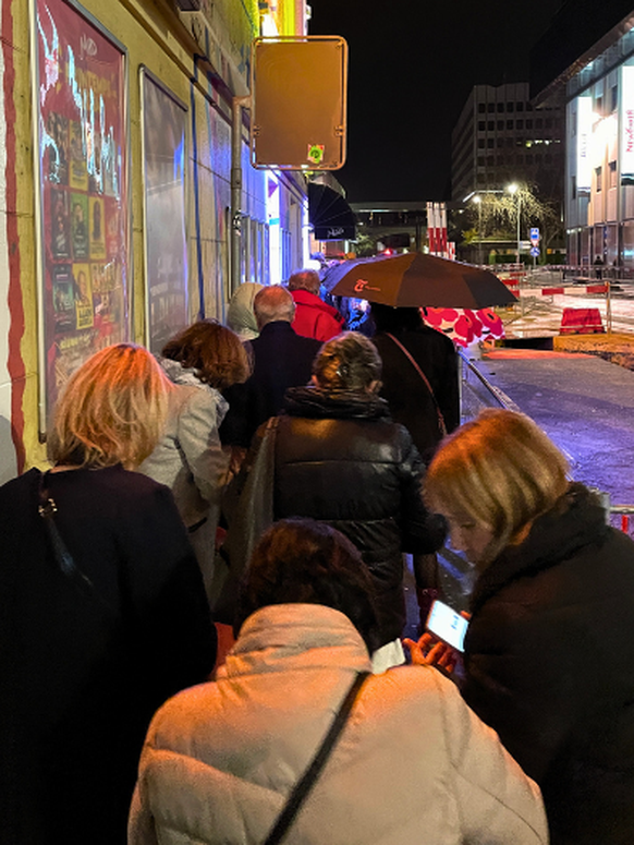 La pluie n'entame pas l'enthousiasme des fêtards.