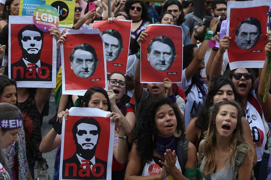 Brésil Bolsonaro Hitler pancartes femmes