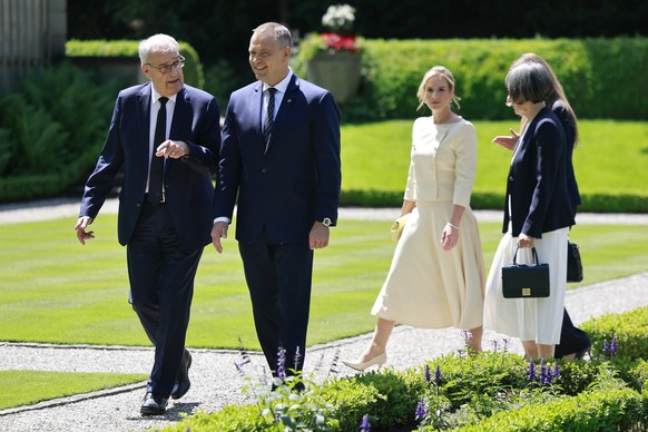 epa12998024 (L-R) Swiss Federal President Guy Parmelin, President of the Republic of Poland Karol Nawrocki, Polish First Lady Marta Nawrocka and Swiss First Lady Caroline Parmelin discuss during a wal ...