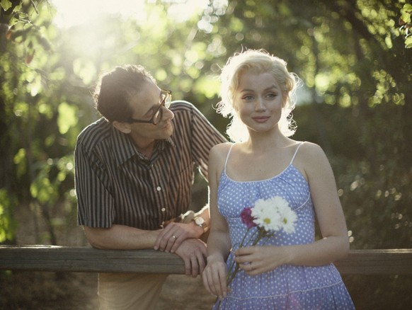 Blonde. L to R: Adrien Brody as The Playwright &amp; Ana de Armas as Marilyn Monroe. Cr. Netflix © 2022