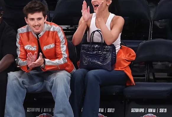 Kylie Jenner est devenue fan des Knicks, comme en témoignent son sac Birkin « bleu Knicks » et ses talons Miu Miu vintage qu'elle a arborés le mois dernier.