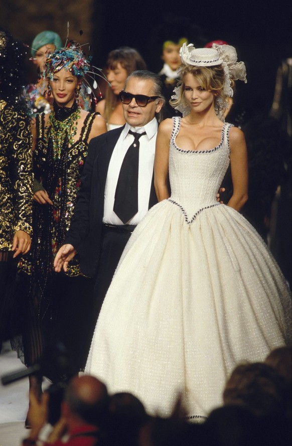 FRANCE - JULY 01: Fashion haute -couture automn -winter 92/93 in Paris, France in July, 1992 - Chanel, Karl Lagerfeld and Claudia Schiffer. (Photo by Daniel SIMON/Gamma-Rapho via Getty Images)