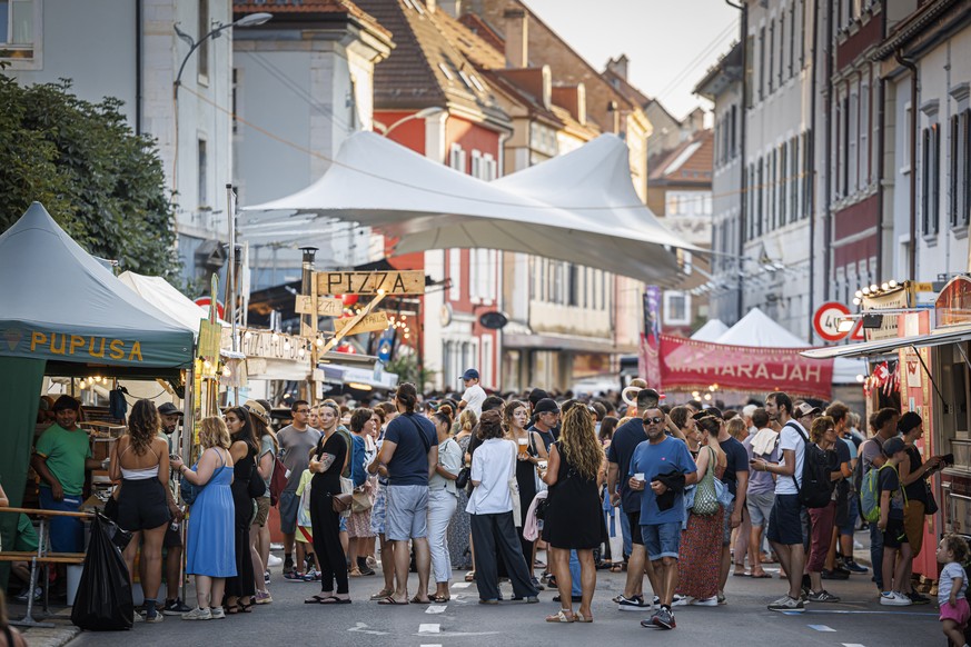 Des visiteurs profitent des stands de nourriture au Festival international des arts de la rue &quot;La Plage des Six Pompes&quot; dont l&#039;edition precedente avait ete annulee suite a la tempete du ...