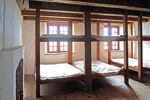 Dans les années 1960, le gouvernement canadien a entrepris la reconstruction de certaines parties du fort de Louisbourg. Les baraquements qui abritaient le régiment des Suisses de Karrer en 1744 font  ...