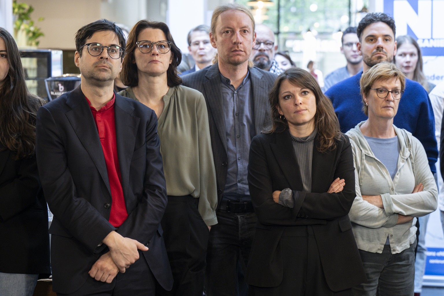 Die Nationalraete Samuel Bendahan, SP-VD, Celine Widmer, SP-ZH, Tom Cassee, Generalsekretaer SP Schweiz, und Mattea Meyer, SP-ZH, von links, verfogen das Abstimmungsergebnis zur Abschaffung des Eigenm ...
