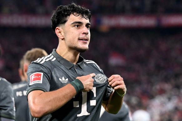 28.09.2024, Bayern, München: Fußball, Bundesliga, Bayern München - Bayer Leverkusen, Spieltag 5, Allianz Arena, Münchens Aleksandar Pavlovic jubelt nach seinem Tor zum 1:1-Ausgleich. WICHTIGER HINWEIS ...