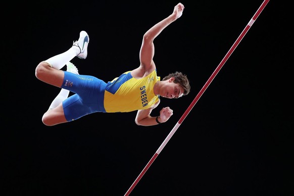 epa09391940 Armand Duplantis of Sweden competes in the Men&#039;s Pole Vault Final during the Athletics events of the Tokyo 2020 Olympic Games at the Olympic Stadium in Tokyo, Japan, 03 August 2021. E ...
