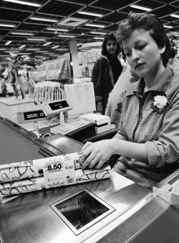 Der Migros in Zuerich-Alstetten hat an den Kassen auf Scanner zur Warenerfassung umgestellt, aufgenommen am 23. Juni 1987. Der Laser liest den Strichcode an den Waren und eruebrigt so das Eintippen fu ...