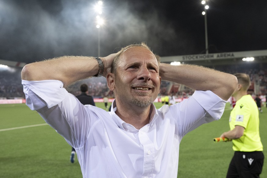 Trainer Mauro Lustrinelli (FCT) freut sich ueber den Aufstieg im Fussball Meisterschaftsspiel der Swiss Challenge League zwischen FC Thun, FCT, und Aarau, FCA, vom Freitag, 2. Mai 2025 in Stockhorn Ar ...