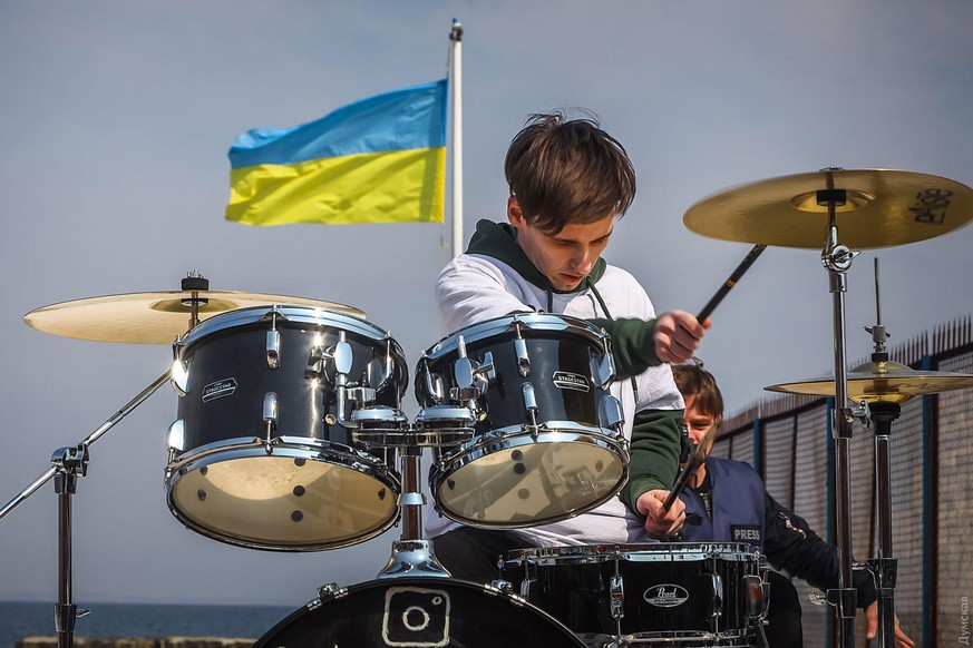 A Odessa, un batteur s'est installé en bord de mer alors que les habitants récoltent du sable pour créer des baricades.