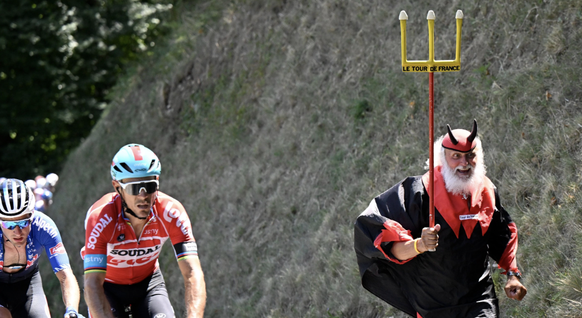 L&#039;air chaud, c&#039;est parfois le souffle du diable: sur cette image, prise la semaine dernière, on aperçoit le célèbre Didi Senft menacer le peloton de sa fourche dont l&#039;extrémité ressembl ...