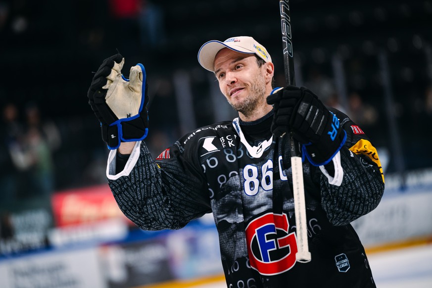 Julien Sprunger (HCFG) salue les fans a la fin du match du championnat suisse de hockey sur glace de National League entre le HC Fribourg Gotteron, HCFG, et le Lausanne HC, LHC, ce samedi 7 mars 2026  ...