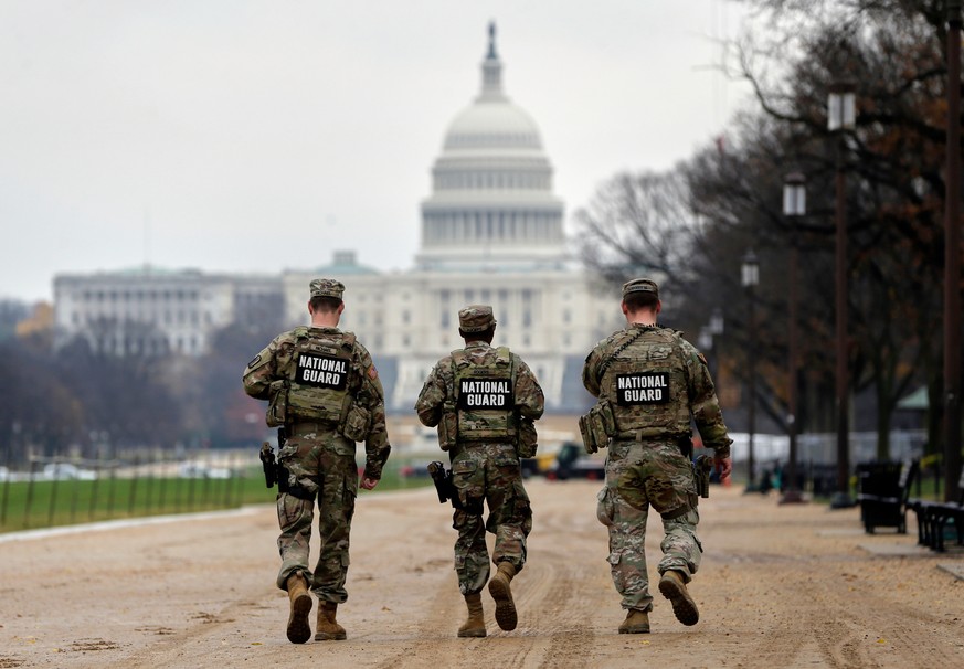 KEYPIX - National Guard patrol along the National Mall in front of the Capitol, Wednesday, Nov. 26, 2025, in Washington. (KEYSTONE/AP Photo/Rahmat Gul)
