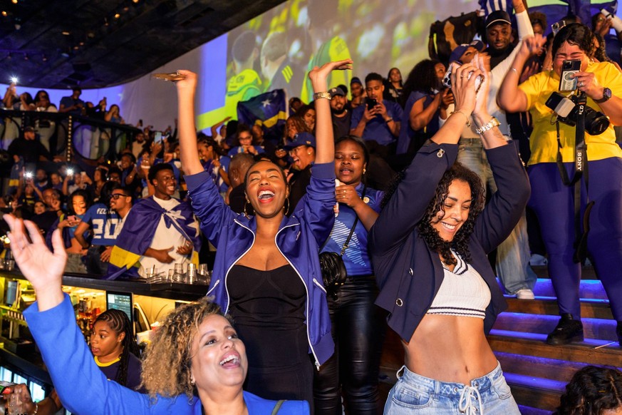 Sport Bilder des Tages Fu�ball, WM Quali, Menschen in Rotterdam bejubeln das Nationalteam von Curacao ROTTERDAM - Curacao football fans watch the final qualifying match for the FIFA World Cup, WM, Wel ...
