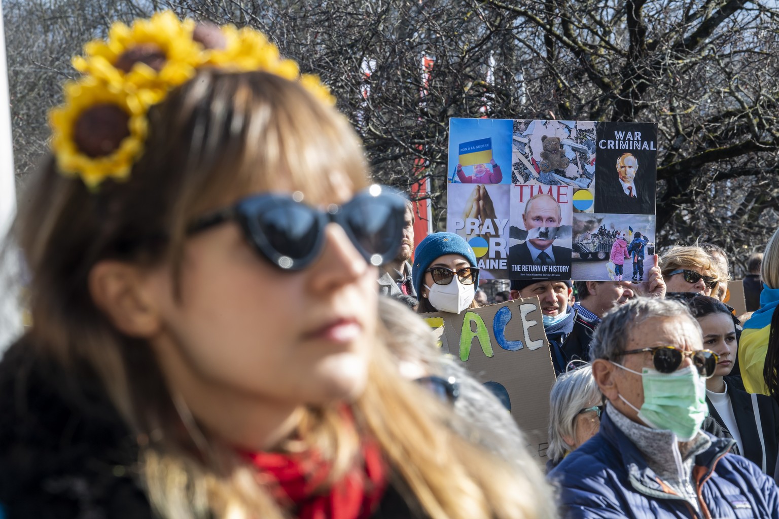 epa09804061 Protesters take part in a demonstration against the Russian invasion of Ukraine in Geneva, Switzerland, 05 March 2022. According to the United Nations (UN), at least one million people hav ...