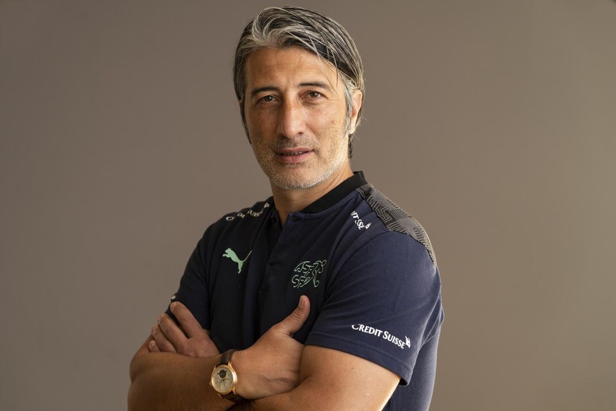 Der neue Cheftrainer der Schweizer Fussball Nationalmannschaft, der Basler Murat Yakin, am Freitag, 13. August 2021 am Sitz des Schweizerischen Fussballverbandes SFV in Muri bei Bern. (KEYSTONE/Alessa ...