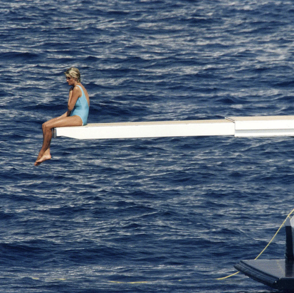 Diana, sur le plongeoir du Jonikal, le superyacht de Mohammed ­al-Fayed.