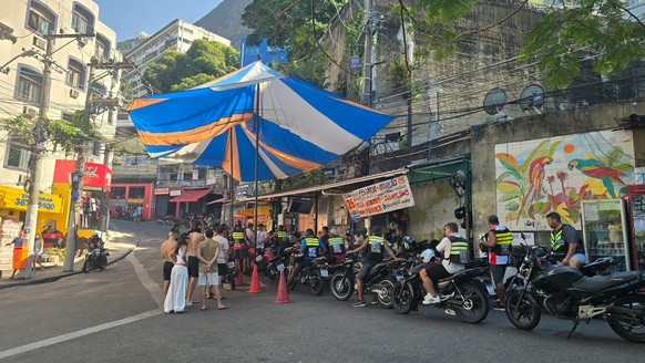 Station de motos-taxis à Vidigal, une favela de Rio de Janeiro.