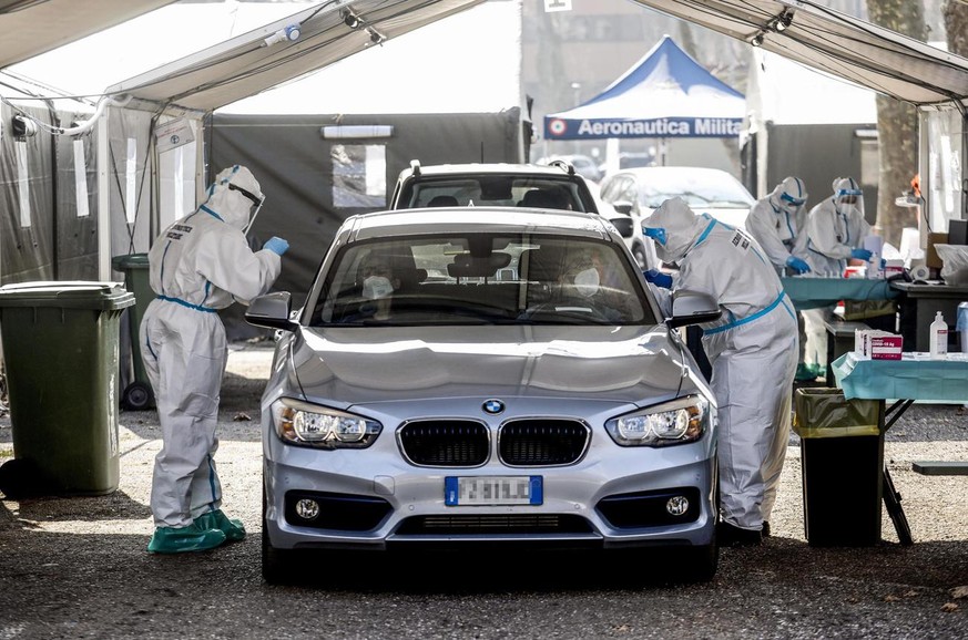 epa09071584 Queues for swab tests carried out to passengers departing from Linate airport, Milan, Italy, 13 March 2021. Italy is set to impose a new lockdown in most regions amid a sharp rise in coron ...