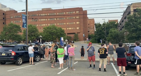 Des supporters de Trump angoissés, qui font les cent pas devant les urgences du Butler Memorial Hospital.