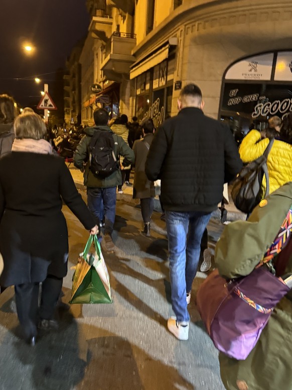 Des passagers du tramway 17 qui changent de tram lors des travaux.