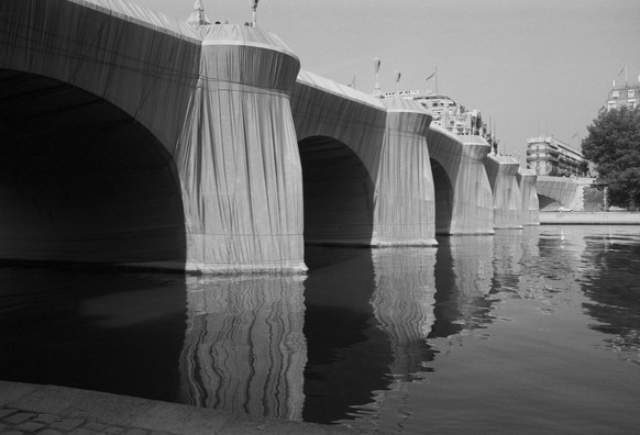 The Pont Neuf Wrapped, work by Christo and Jeanne Claude. Paris, 22 September 1985. (Photo by: Andre Crudo/Photo12/Universal Images Group via Getty Images)