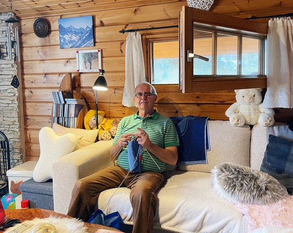 Le Valaisan Guy Rossoz tricote des couvertures pour les enfants en Ukraine.