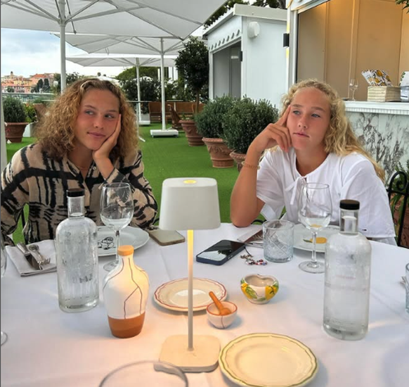 Les sœurs Erika (à gauche) et Mirra Andreeva.