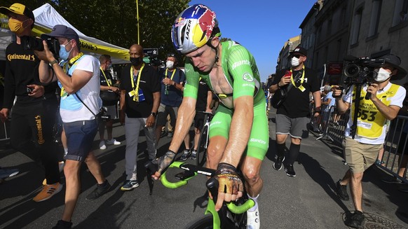 Wout Van Aert est l&#039;un des plus beaux et des plus solides coureurs du Tour de France 2022. Mais sur cette image, prise à l&#039;arrivée de l&#039;étape dimanche, le maillot vert semble être un pa ...