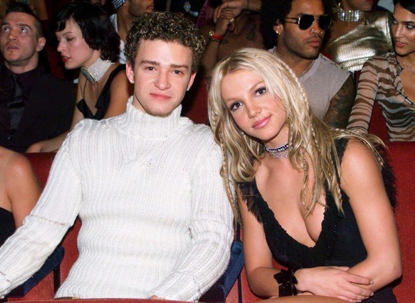NEW YORK - SEPTEMBER 07: Singers Britney Spears and Justin Timberlake in the audience at the 2000 MTV Music Video Awards in New York, in the United States of America on the 7th of September 2000.(Phot ...