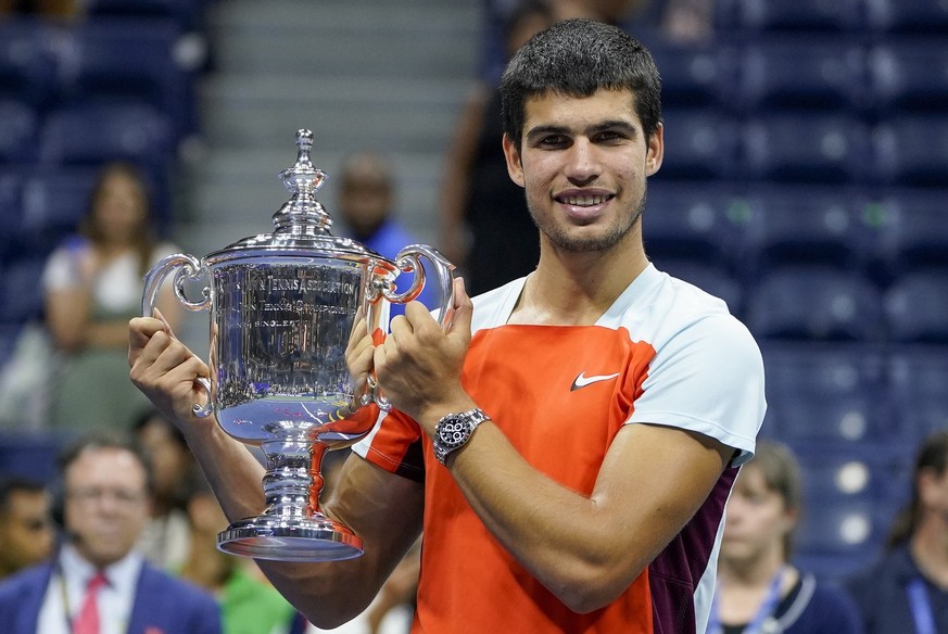 Carlos Alcaraz, of Spain, poses with the championship trophy after defeating Casper Ruud, of Norway, in the men&#039;s singles final of the U.S. Open tennis championships, Sunday, Sept. 11, 2022, in N ...