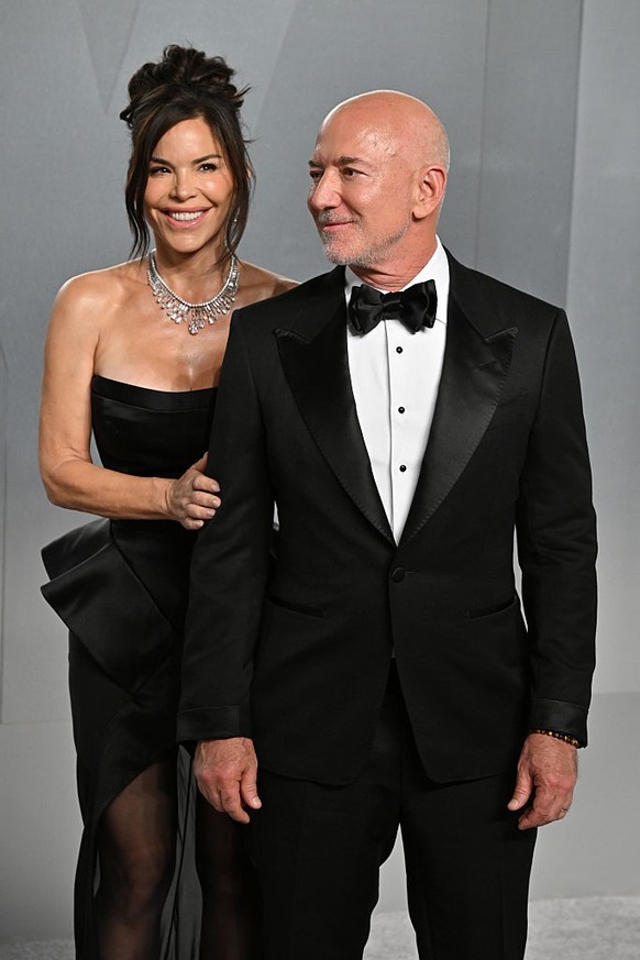 WASHINGTON, DC - APRIL 28:U.S. President Donald Trump and First Lady Melania Trump pose on the balcony of the White House during a state arrival ceremony on the South Lawn of the White House on day tw ...