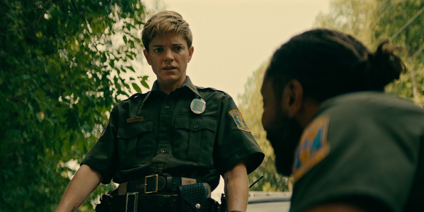 Mae Martin incarne Alex Dempsey dans &quot;Indociles&quot;.