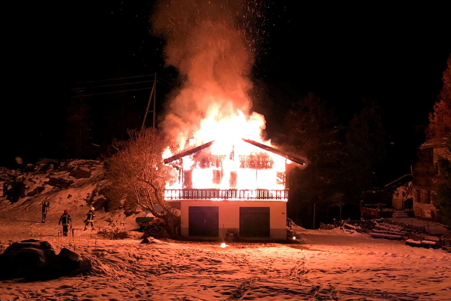 HANDOUT - In Zermatt ist am Mittwochabend, 13. November 2019 ein Chalet in Brand geraten. Es entstand erheblicher Sachschaden. Die Ursache war vorerst unbekannt. Das Chalet war zum Zeitpunkt des Brand ...