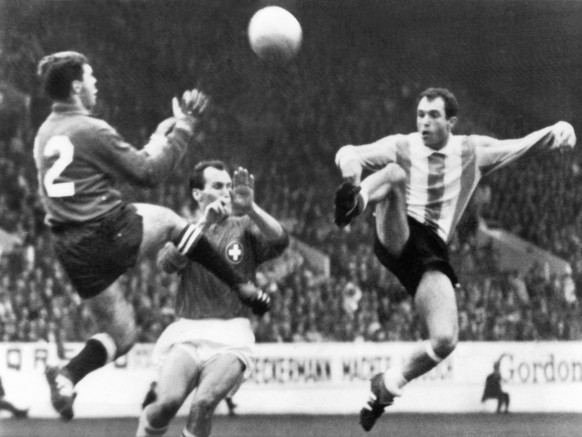 Der Argentinier Erminio Onega, rechts, spielt den Ball im Weltmeisterschaftsspiel Schweiz-Argentinien am 19. Juli 1966 im Hillsborough-Stadion in Sheffield ueber den Schweizer Torhueter Leo Eichmann u ...