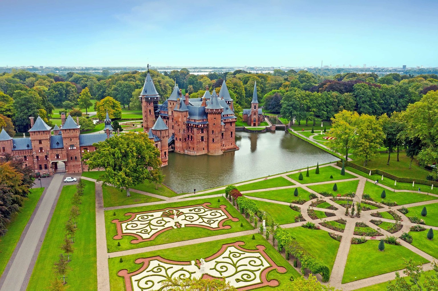 Point culminant de toute visite de la région, le château de Haar et ses jardins souverains laissent simplement pantois.