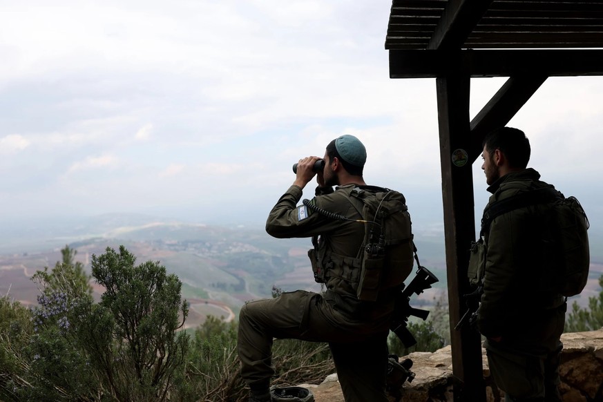 Des soldats israéliens surveillent la frontière avec le Liban, au nord d'Israël.