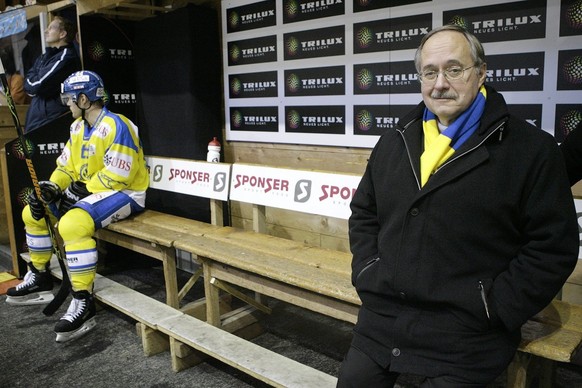 Swiss Defense Minister Samuel Schmid, right, is sitting down on the penalty bench next to HC Davos&#039; Janne Niinimaa, left, during the game HC Davos against HC Moeller Pardubice at the 81th Spengle ...