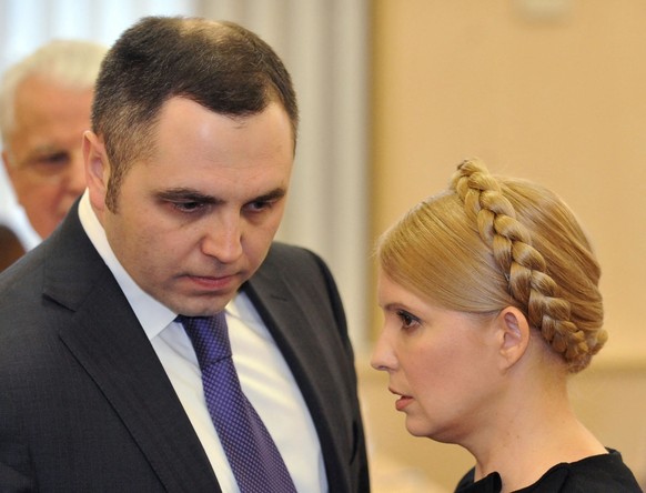 La Première ministre ukrainienne Ioulia Timochenko s&#039;entretient avec son représentant Andrey Portnov (à gauche) lors d&#039;une audience à la Cour administrative suprême à Kiev, le 19 février 201 ...